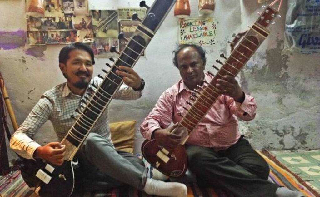 que faire à udaipur, inde ? les 13 choses incontournables | leçon de musique sitar avec un maestro