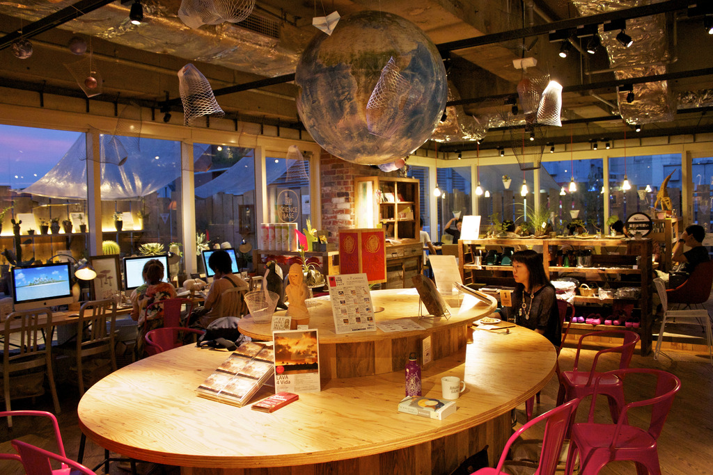 Tokyu Hands, cafe number one on the crawl