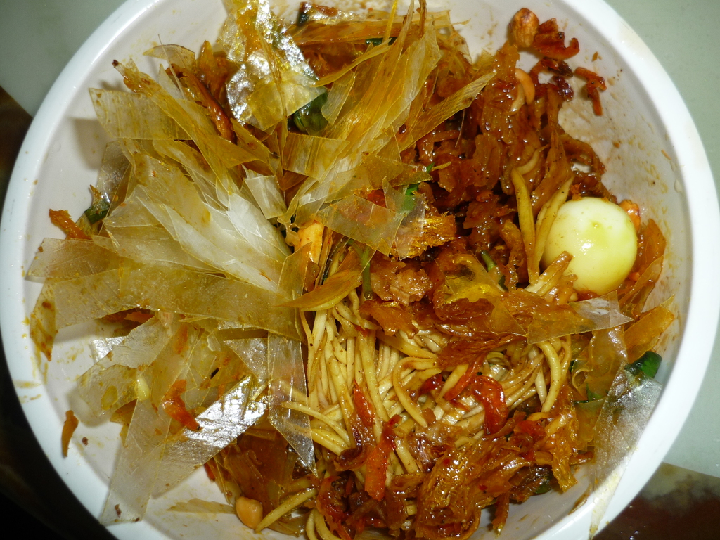 Vietnamese "banh trang tron"