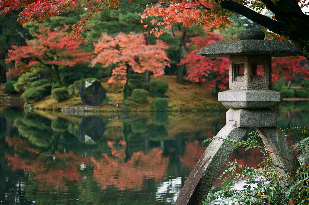 Kotoji Stone Lantern, Kenroku-en, Kenrokuen, Six Attributes Garden, Kanazawa, Ishikawa, Japan, 徽軫石燈籠, 徽軫灯籠, ことじとうろう, 兼六園, けんろくえん, 金澤, 金沢市, かなざわし, 石川縣, 石川県, いしかわけん, 日本, にっぽん, にほん