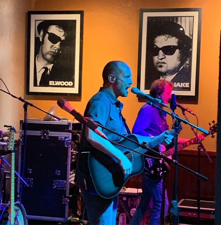 things to do in galesburg illinois | jam with local musicians at fat fish pub