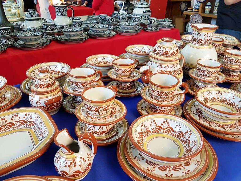 gather souvenir items from handicraft stores in the parian market