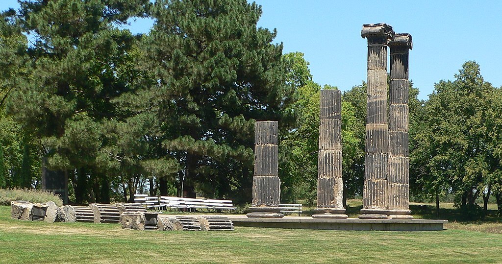 Pioneers Park (Lincoln) columns 2