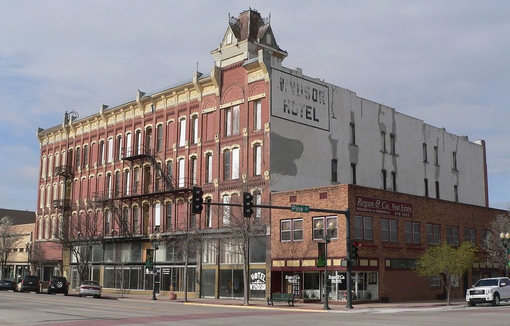 Windsor Hotel (Garden City KS) from NE 1