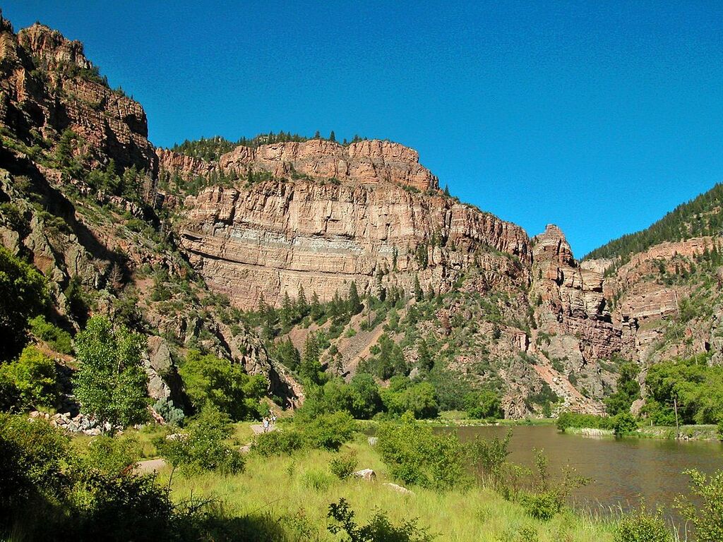 Glenwood Canyon, Colorado River 8-07 (24438360680)