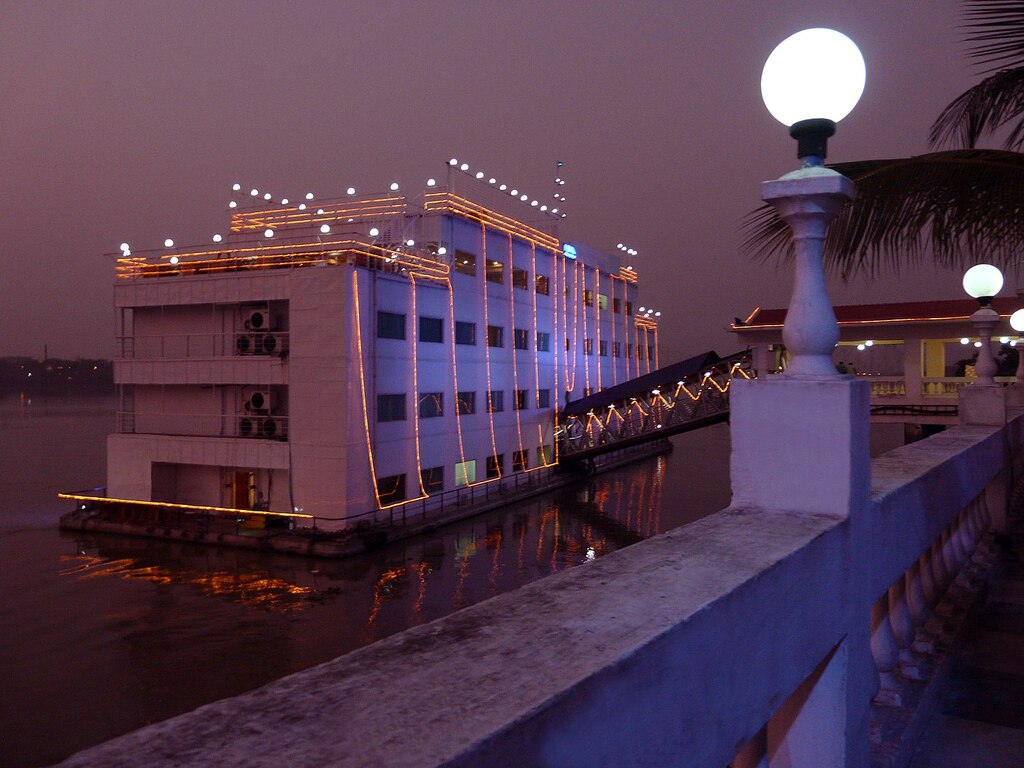 Floatel, Kolkata India - panoramio