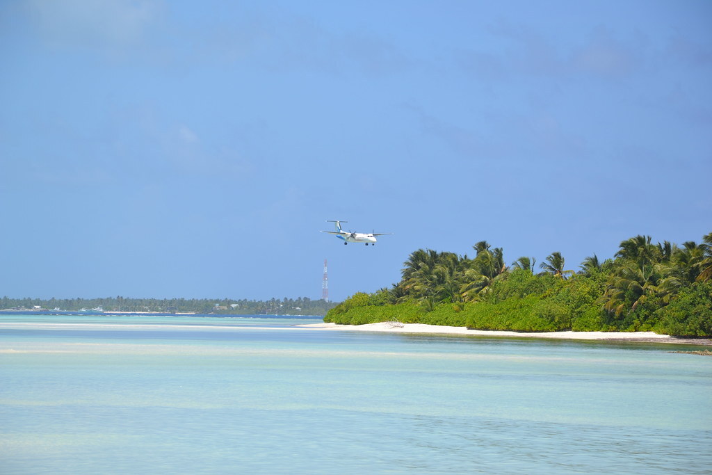 Maldivian Dash 8 on finals at Kaadedhdhoo Airport
