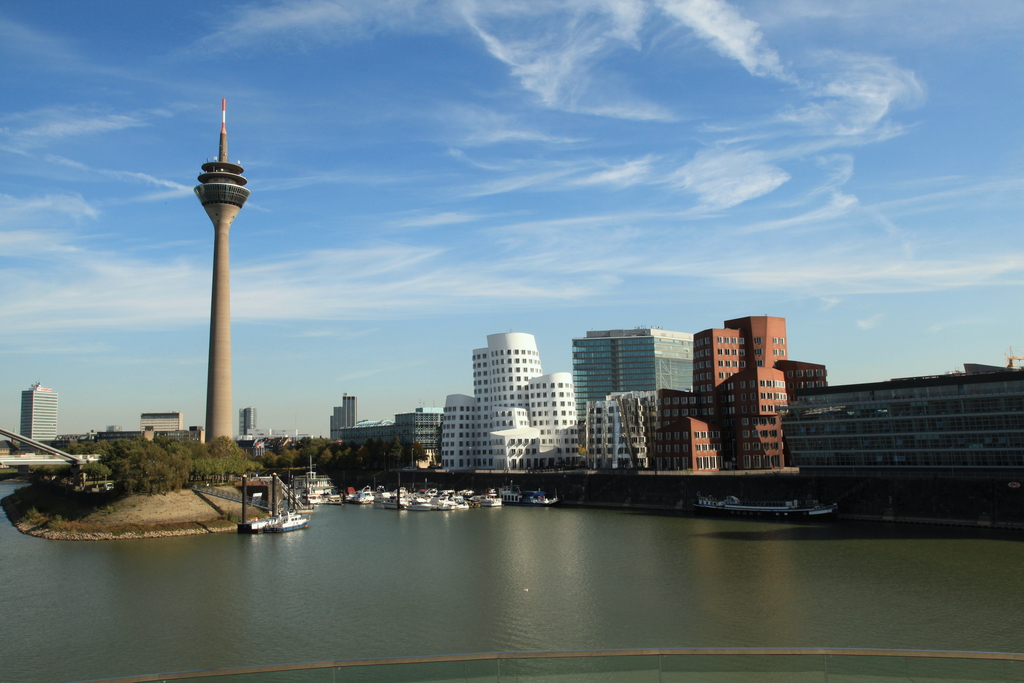 Düsseldorf - Rheinturm+Marina+Neuer Zollhof (Café D) 01 ies