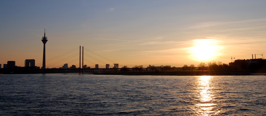 Düsseldorf - Sonnenuntergang am Rhein