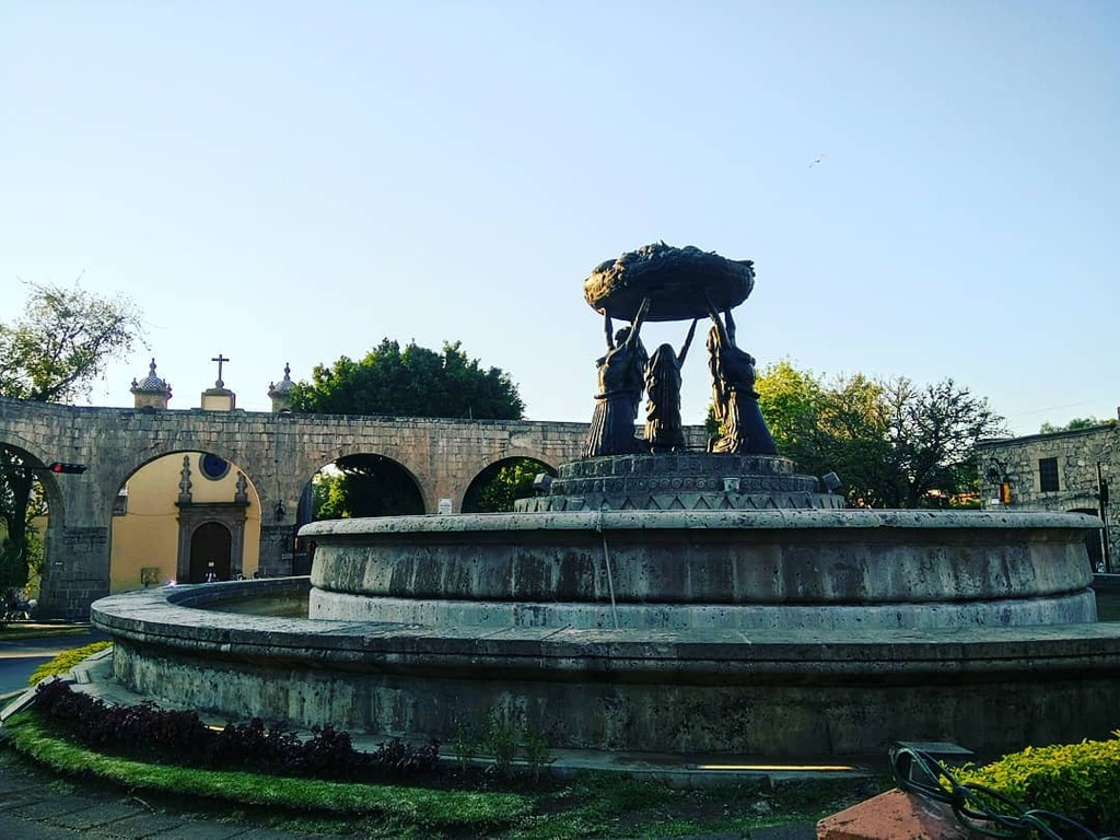 things to do in morelia mexico | take photos in front of fuente tarascas