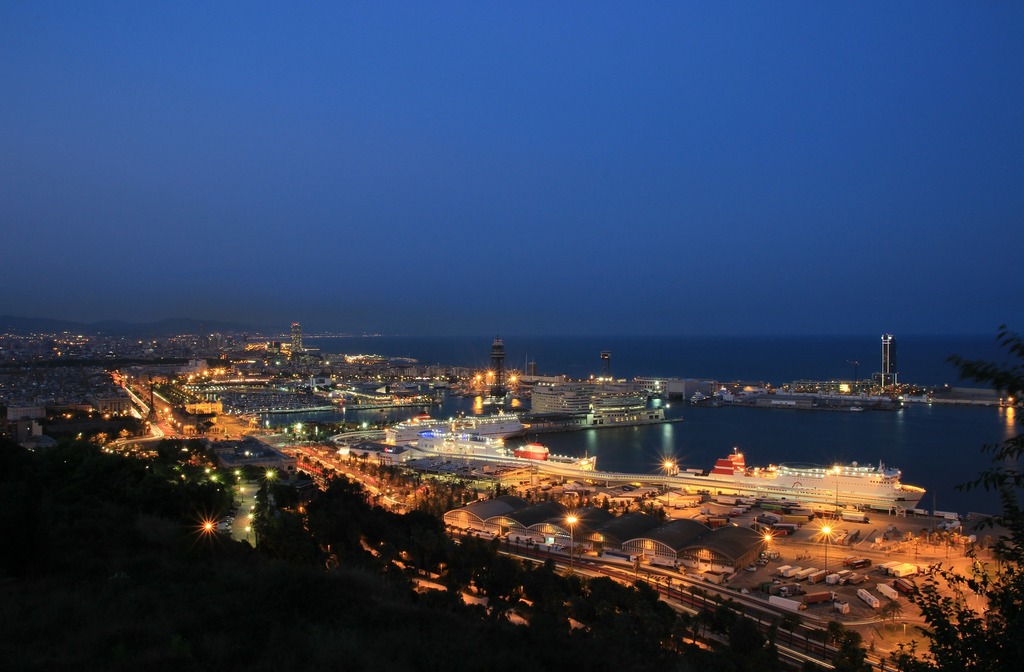 Il porto notturno luccica