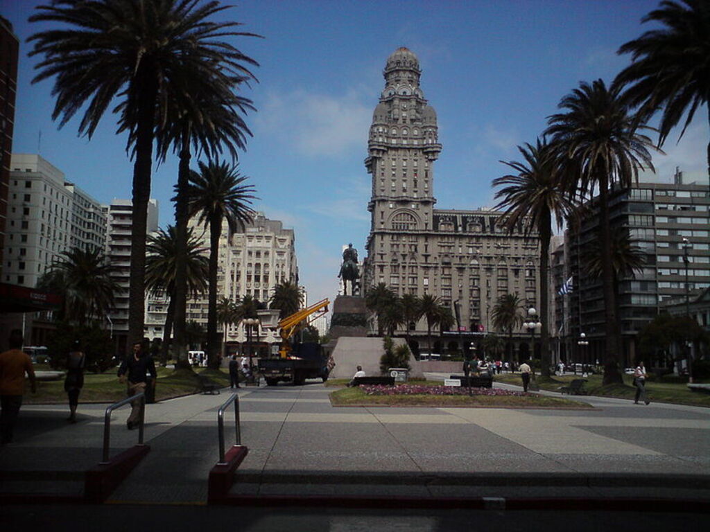 Plaza Independencia y el Palacio Salvo