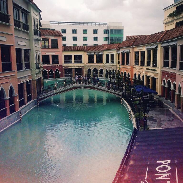 instagrammable places in manila | venice grand canal mall