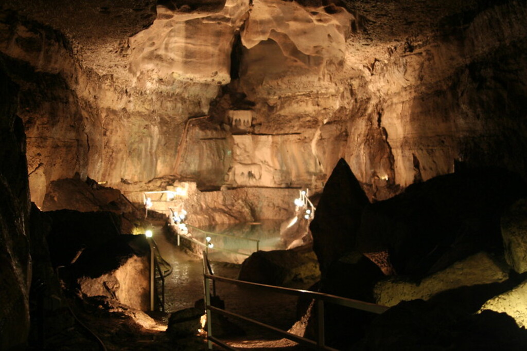 Cascade Caverns