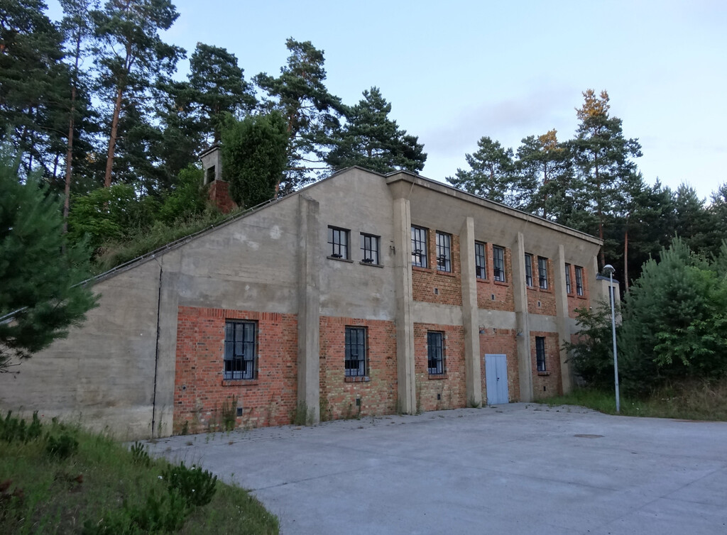 Exploseum Factory DAG