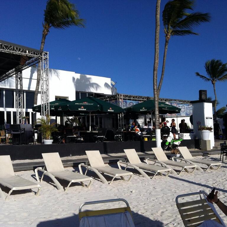 things to do in oranjestad aruba | party by the beach at reflexions aruba