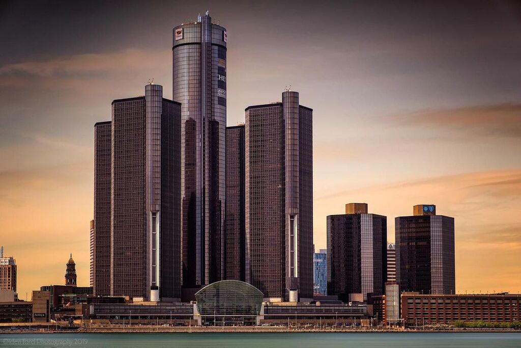 relish gm renaissance center's world-class dining