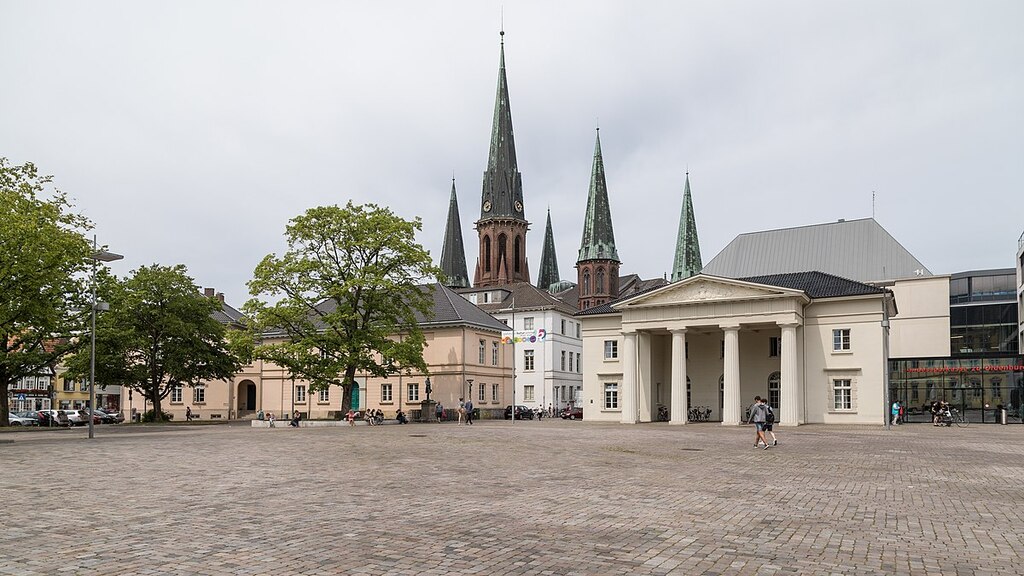 Schlossplatz in Oldenburg mit Lambertikirche und Wache
