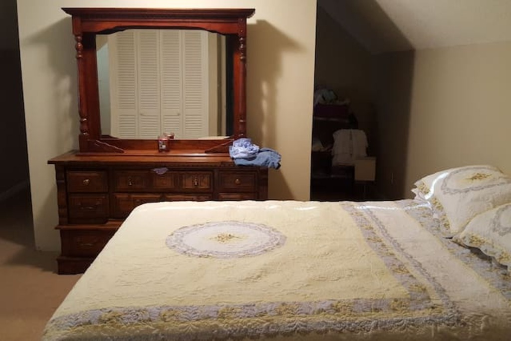 private room with queen bed in a family home in daphne, al