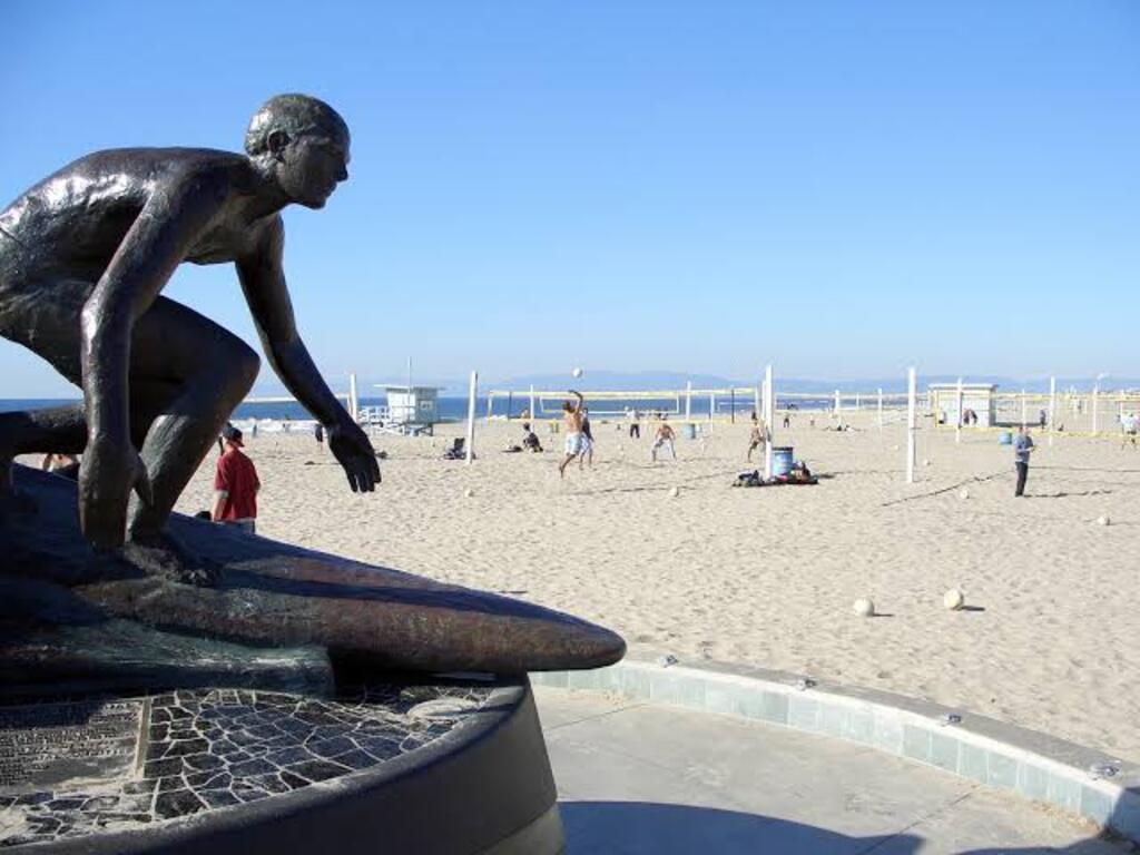 Hermosa beach pier statue