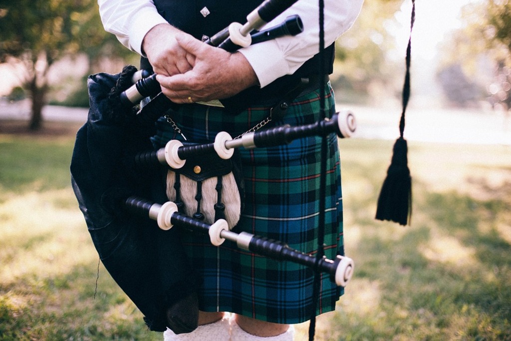 Listen to the bagpipes