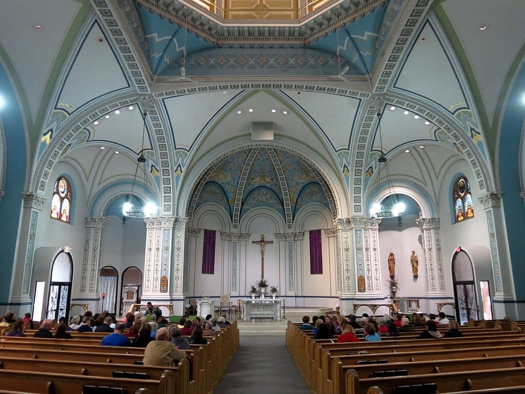 Saint Nicholas Catholic Church (Zanesville, Ohio) - nave with Lenten decoration