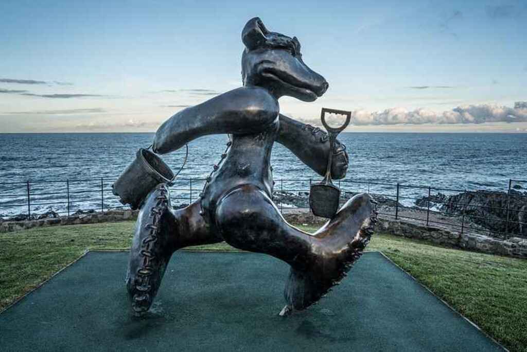 BEACH BEAR ON HIS WAY TO THE BEACH AT GREYSTONES [ARTIST- PATRICK O’REILLY]-122022