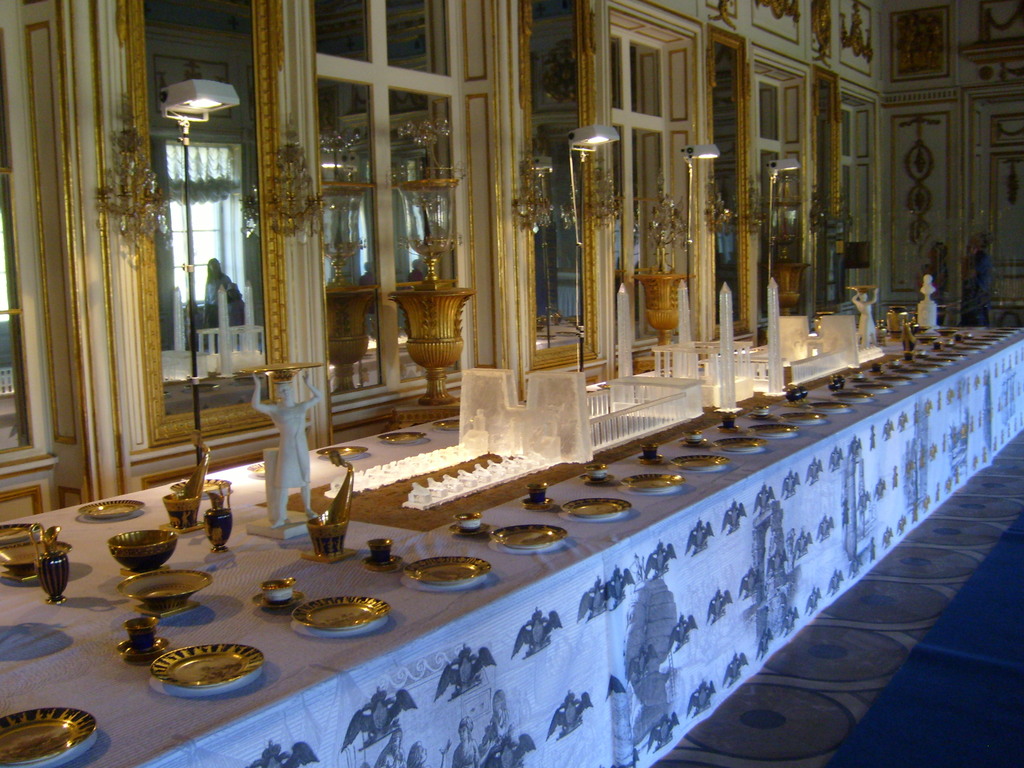 Table dressée en faïence de Rouen