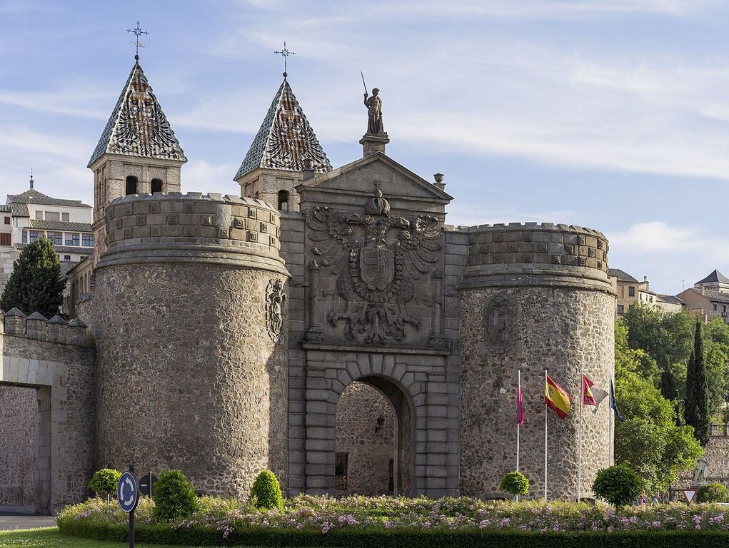1 Puerta de Bisagra toledo 2014 (cropped)
