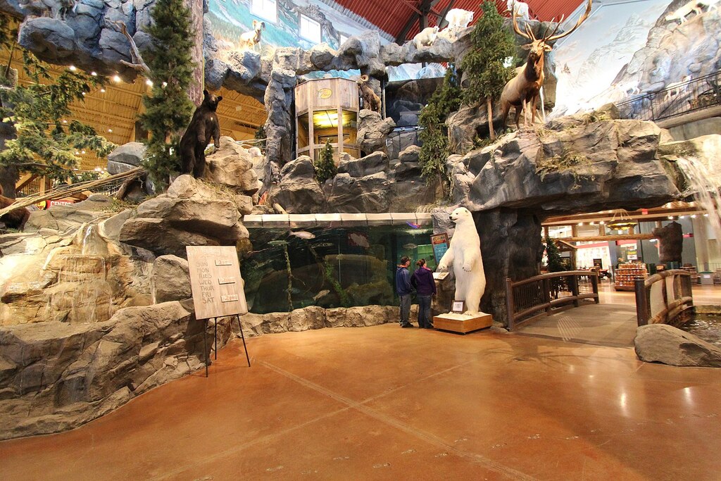 Cross Iron Mills The unnamed sports store. (13701335994)