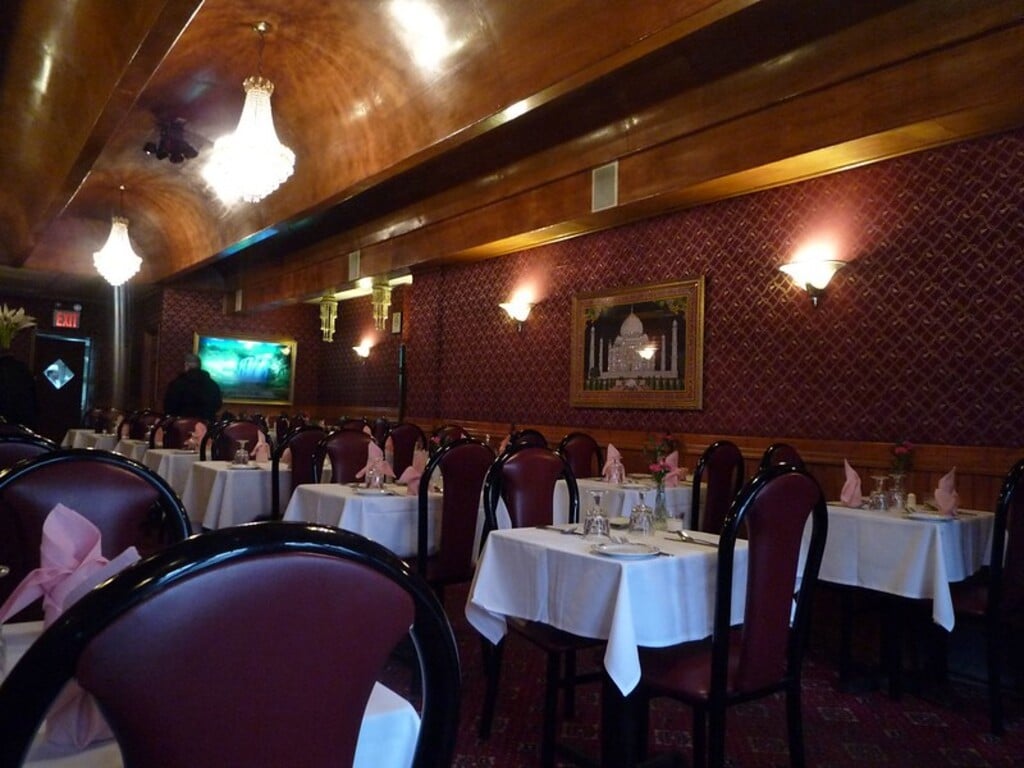 taj mahal interior (including moving waterfall picture on back wall)