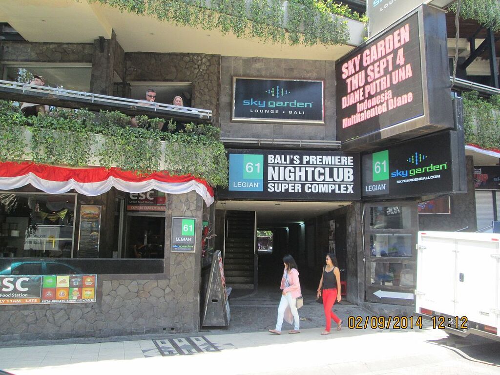 The best nightclub in Bali.'SKYGARDEN SKTLOUNGE' on Legian street in Kuta.