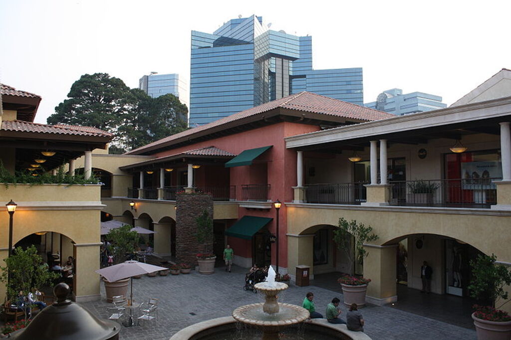 Plaza Fontabella and Edificio Atlantis