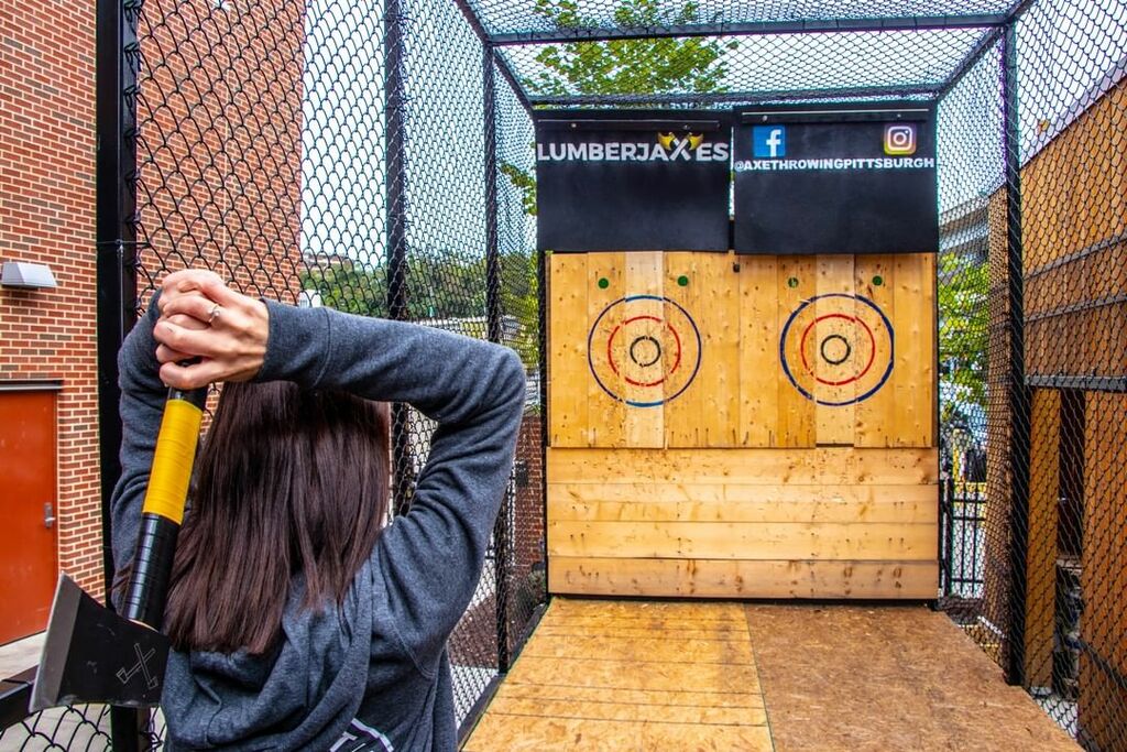 bachelor party in pittsburgh | enjoy axe throwing at lumberjaxes axe throwing