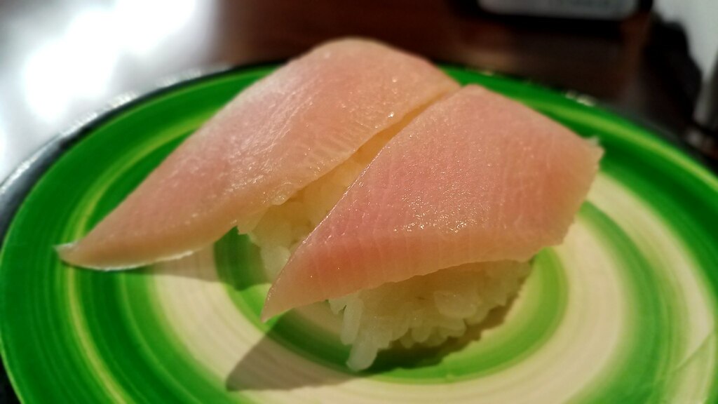 Hamachi nigiri