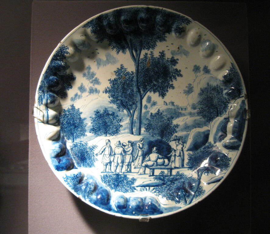 Delftware dish (de Roos 2010)