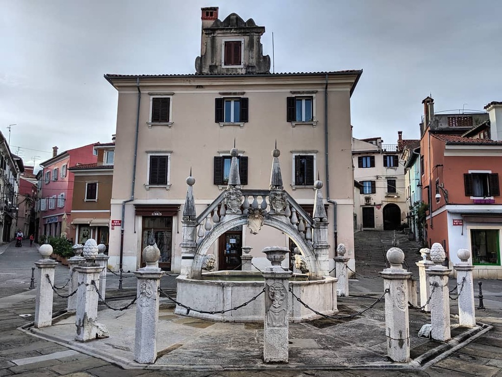 things to do in koper slovenia | admire da ponte fountain
