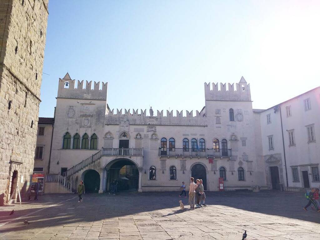 things to do in koper slovenia | take pictures of the magnificent praetorian palace
