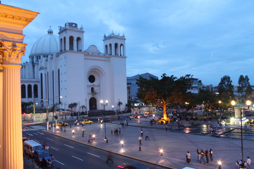 Centro de San Salvador de noche