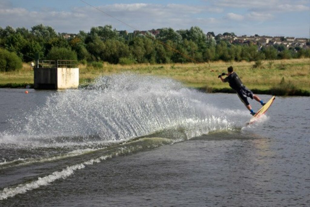 Cable Waterskiing, Rother Valley Country Park - geograph.org.uk - 538842