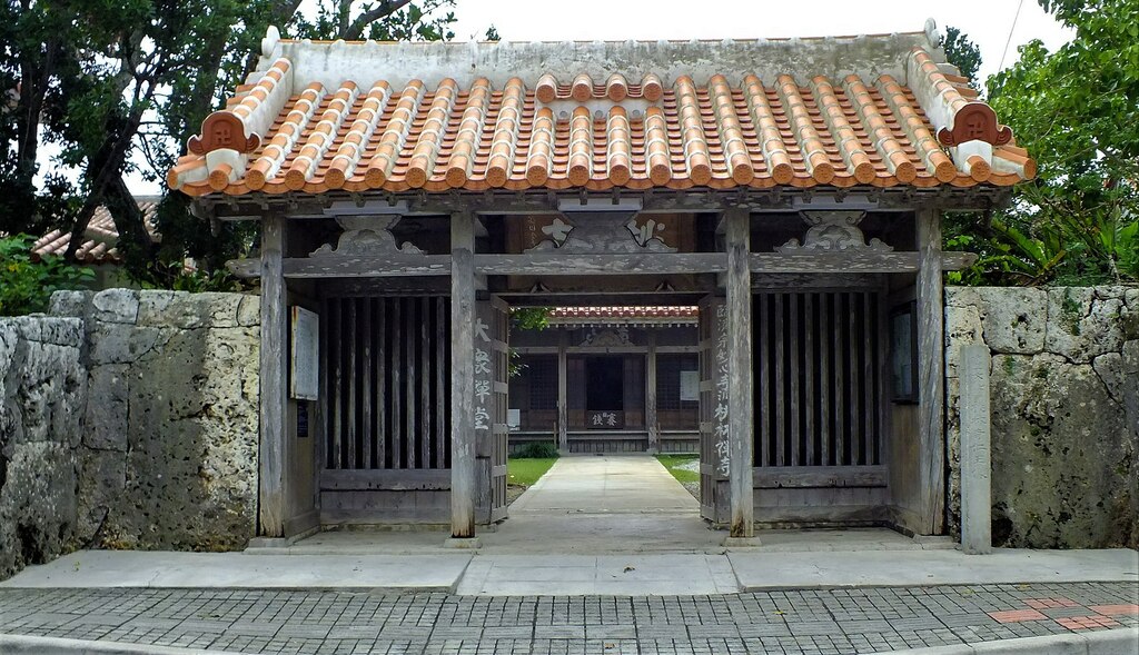 2015-12-16 Torinji - Buddhist Temple, Ishigaki, Okinawa, Japan 桃林寺山門 (石垣市) DSCF2124