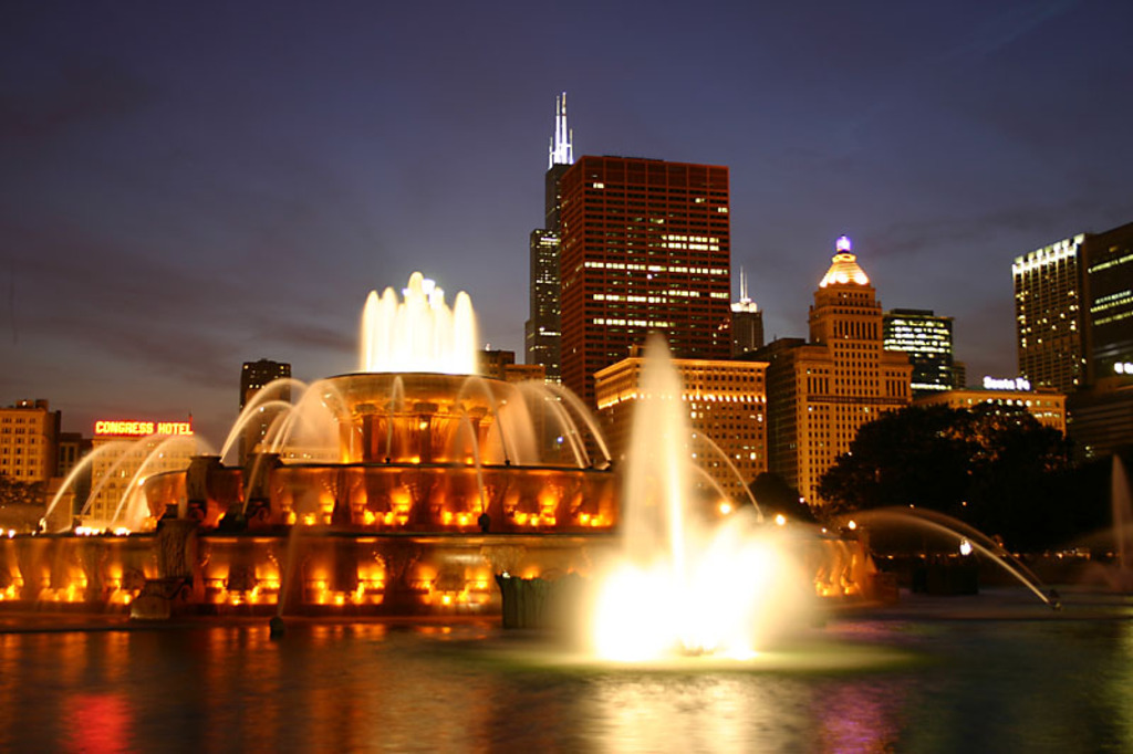 Buckingham Fountain in Chicago at night