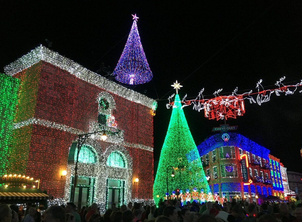 Orlando - Disney World - Hollywood Studios - The Osborne Family Spectacle of Dancing Lights - Christmas Trees