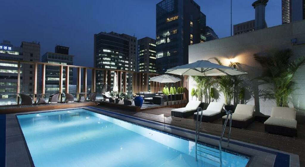 Hotel Rooftop Pool