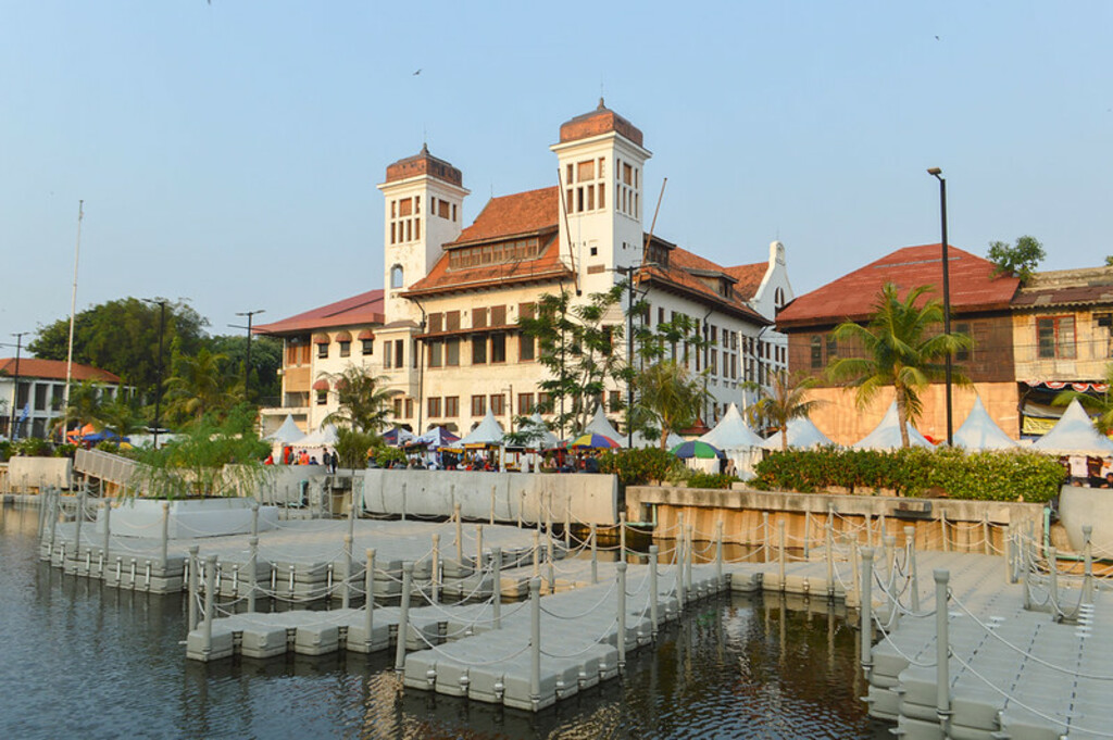 Colonial building