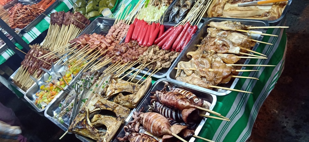 Roxas Ave Night Market 001