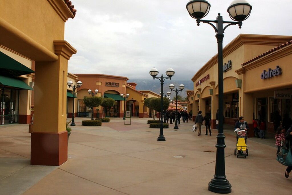 Desert Hills Premium Outlets