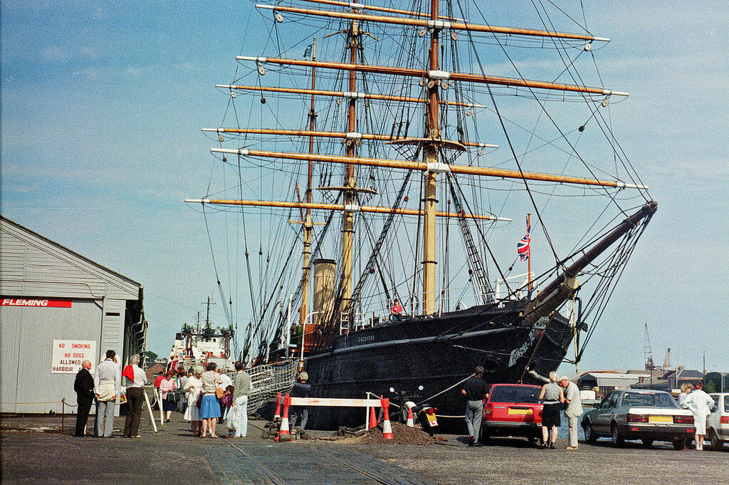 RRS-Discovery-in-Victoria-Dock-Dundee-1986-3