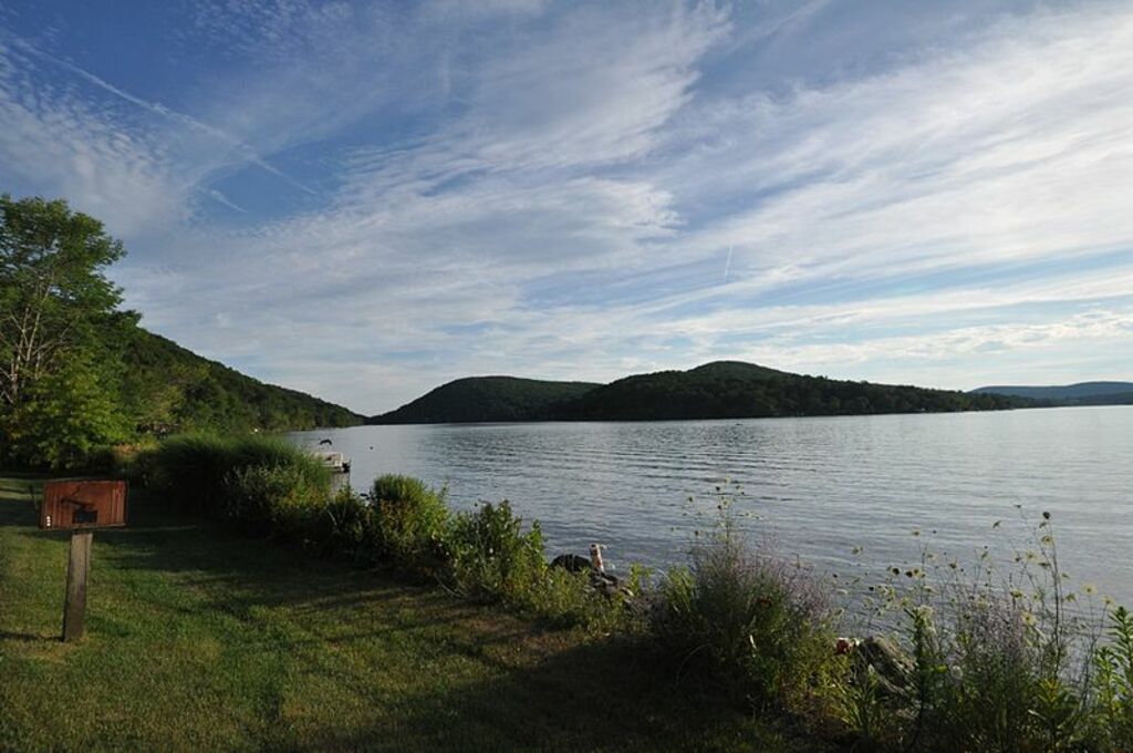 LakeWaureganWithMountBushnell