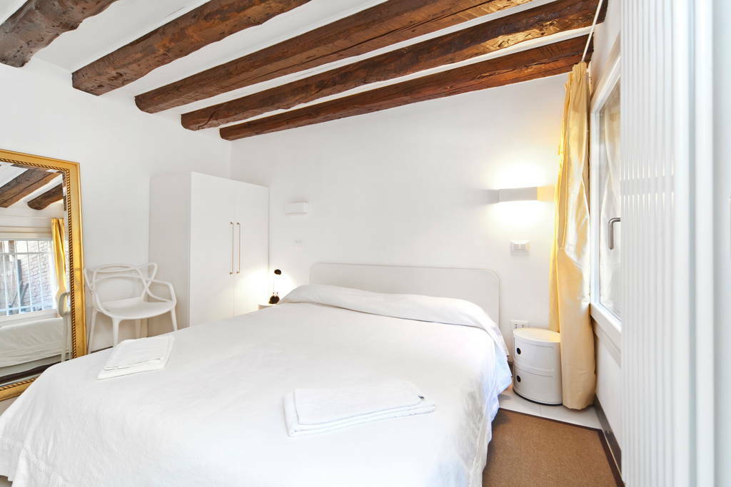 Bedroom in Cozy, Quiet Apartment in City Center